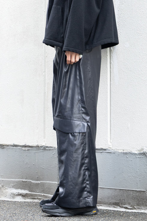 【Licht Bestreben】"FAKE-FAKE LEATHER Ⅱ SHIN FLAP BAGGY TROUSERS"