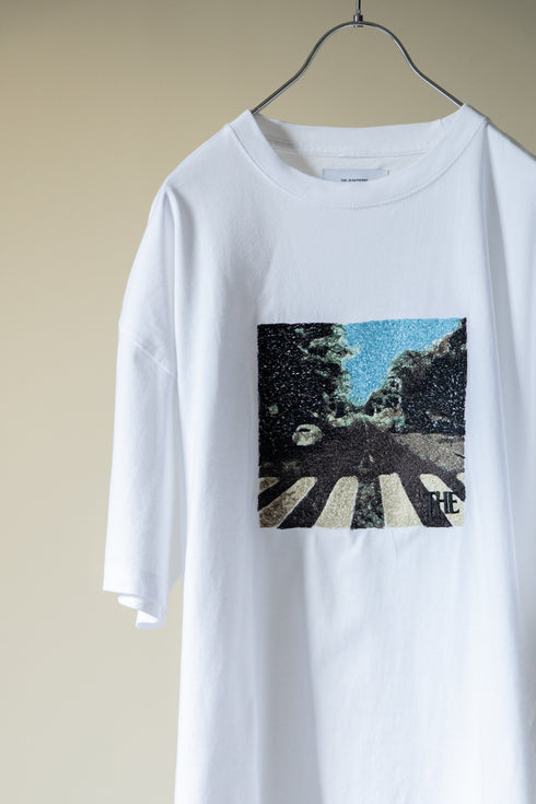 【THE JEAN PIERRE】"PHOTO EMB SS TEE"