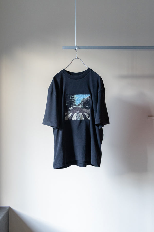 【THE JEAN PIERRE】"PHOTO EMB SS TEE"