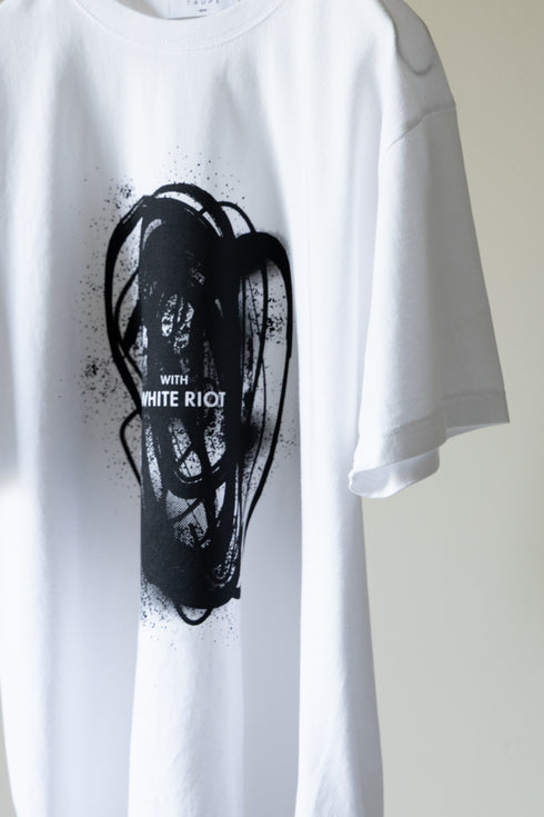 【TAUPE】"WITH WHITE RIOT ティーシャツ"