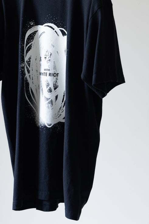 【TAUPE】"WITH WHITE RIOT ティーシャツ"