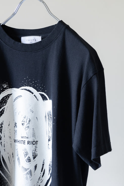 【TAUPE】"WITH WHITE RIOT ティーシャツ"