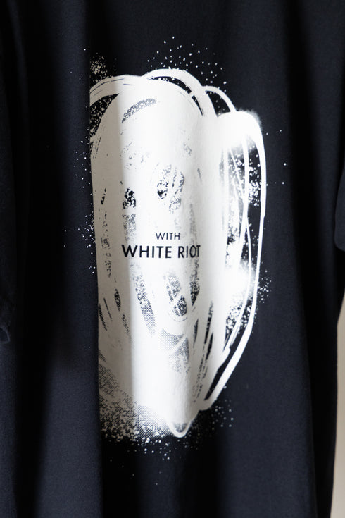 【TAUPE】"WITH WHITE RIOT ティーシャツ"