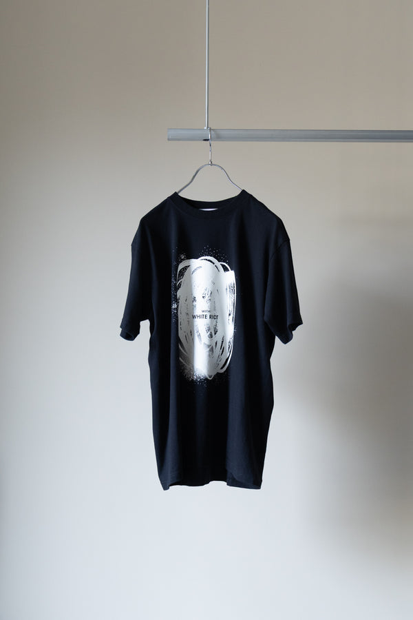 【TAUPE】"WITH WHITE RIOT ティーシャツ"