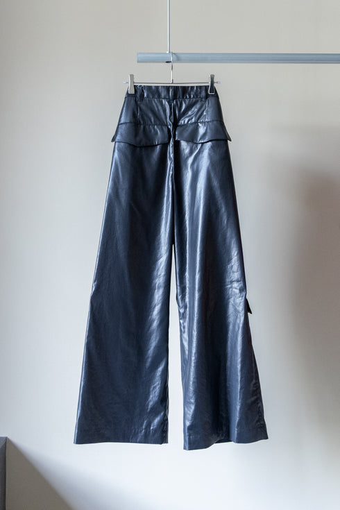 【Licht Bestreben】"FAKE-FAKE LEATHER Ⅱ SHIN FLAP BAGGY TROUSERS"