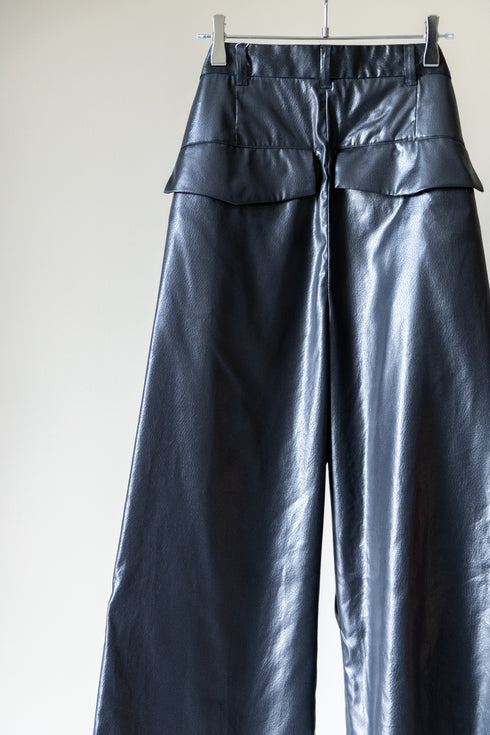 【Licht Bestreben】"FAKE-FAKE LEATHER Ⅱ SHIN FLAP BAGGY TROUSERS"