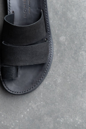 [NORIEI] "LOOP SANDAL (SUEDE)"