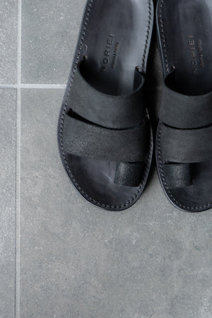 [NORIEI] "LOOP SANDAL (SUEDE)"
