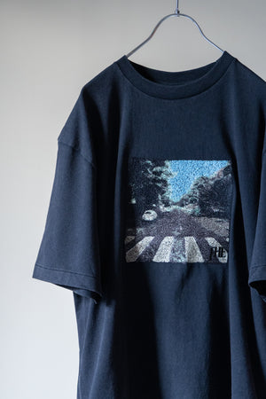 【THE JEAN PIERRE】"PHOTO EMB SS TEE"